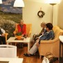 Im Kaminzimmer herrscht ein gemütliches Ambiente im Alten- und Pflegeheim- Betreutes Wohnen KWA Georg-Brauchle-Haus in München