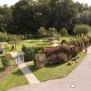 Die große Gartenanlage mit Sinnespavillon und Streichelzoo im BRK Seniorenheim Schloss Eggmühl in Schierling
