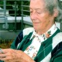 Seniorin beim Stricken im Matthias-Claudius-Haus