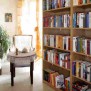 Blick in die gemütliche Bibliothek