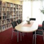 Blick in die gemütliche Bibliothek