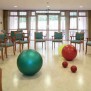 Therapieraum mit Gymnastikgeräten