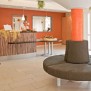 Farbenfrohes Foyer mit Rezeption