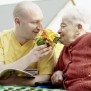 Bewohnerin riecht an einer Blume