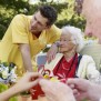 Seniorin mit Pfleger im Service-Wohnen Babelsberg