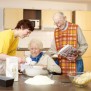 Senioren beim Backen im Pflegewohnstift Am Ringgleis