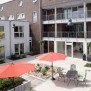 Die Terrasse bietet sowohl Schatten- als auch Sonnenplätze