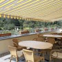 Die großzügig gestaltete Terrasse