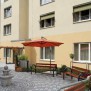 Der helle Innenhof verfügt über viele Sitzmöglichkeiten
