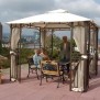Die Dachterrasse der Seniorenresidenz Goldene Pforte in Pforzheim mit Blick auf den Schwarzwald
