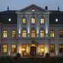 Herrenhaus Gut Wellingsbüttel - Frontalansicht bei Nacht