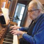 Eine Bewohnerin spielt Klavier