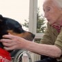 Seniorin mit Hündin Maxima im Alten- und Pflegeheim Haus Bliesaue in Ottweiler