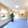 Lichtdurchflutete Flure im Seniorenzentrum in Eningen