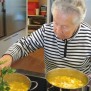 Eine Bewohnerin kocht in der Küche ihrer Wohngruppe des Altenzentrums St. Martin der stiftung st. franziskus heiliigenbronn