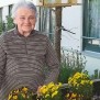 Das Hochbeet im Altenzentrum St. Martin in Geislingen wird gemeinsam bepflanzt