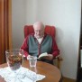 Ein Gast der Tagespflegeeinrichtung Pfullendorf beim Lesen