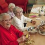 Seniorinnen beim Kochen im Altenzentrum St. Konrad in Zimmern ob Rottweil
