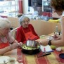 Beim Backen des Lieblingskuchens kommt Freude auf im Altenzentrum St. Konrad in Zimmern ob Rottweil