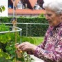 Gartenpflege durch eine Bewohnerin
