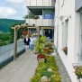 Selbst ein Spaziergang um das Gebäude bringt schöne Ausblicke im Altenzentrum St. Antonius in Mühlheim