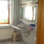 Helles und freundliches Badezimmer 
