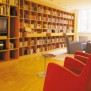 Den Bewohnern steht eine gut sortierte Bibliothek zur Verfügung