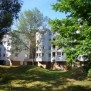 Das CityVillage umgeben von Grünflächen
