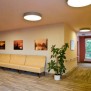 Die Flure sind mit warmen Farben gestaltet im Senioren-Zentrum "Schöne Flora" in Bremen