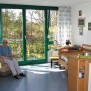 In den freundlich gestalteten Einzel- und Doppelzimmern des stationären Bereichs fühlt man sich schnell zuhause