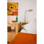 Pflegebett mit Beistelltisch im Seniorenstift Baumberge in Billerbeck