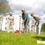Bewohner beim gemeinsamen Crocket-Spiel in der Gartenanlage des AVILA Wohnparks St. Teresa
