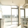 Küche und Terrasse einer Seniorenwohnung des AVILA-Wohnparks St. Teresa