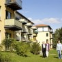 Gemütlicher Spaziergang vor dem AVILA-Wohnpark St. Paulus in Berlin-Steglitz