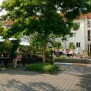Auf der Gartenterrasse wird entspannt und geredet in der Seniorenresidenz Am Rosengarten in Horn-Bad Meinberg