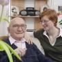 Senior in seinem Zimmer in der Residenz Brunnenbergblick Bad Elster