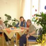 Persönliche Betreuung beim Spielenachmittag in der MediClin Seniorenresidenz Deister Weser