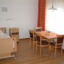 Ein freundlich eingerichtetes Pflegezimmer des Senioren Wohn- und Pflegeheim Minoritenhof in Regensburg