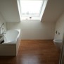 Das Bad mit Dusche und WC im Wohnpark Roggenstein in Puchheim