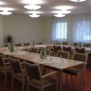 Im Speisesaal werden die frisch zubereiteten Menüs der hauseigenen Küche angeboten