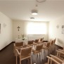 Im Andachtsraum finden regelmäßig Gottesdienste statt