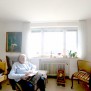 Bewohnerin des Altenzentrums Bürgerheim in ihrem Zimmer