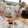 Das Personal kümmert sich fürsorglich um die Senioren im Senioren-Zentrum "Haus Seeblick"