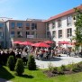 Die Terrasse des Hauses bietet Platz für Festlichkeiten im KerVita Senioren-Zentrum "Am Park" in Bergen auf Rügen