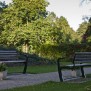 Im Park laden Bänke zum Verweilen ein im KerVita Senioren-Zentrum "Am Botanischen Garten" in Rostock