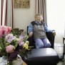 Eine Seniorin des ELIM Seniorencentrums Bergedorf in ihrem Zimmer im Altenheim Seniorenheim Seniorenzentrum ELIM Seniorencentrum Bergedorf in Hamburg-Bergedorf