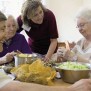 Gemeinsames Kochen bringt Spaß und Abwechslung im Altenheim Seniorenheim Seniorenzentrum ELIM Seniorencentrum Bergedorf in Hamburg-Bergedorf
