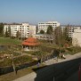 Die Residenz liegt direkt am schön angelegten Kurpark