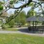 Vom außergewöhnlichen Park hat das Wohnstift seinen Namen