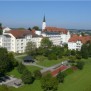 Die beeindruckende Anlage liegt schön im Grünen und zentral in Arnstorf
